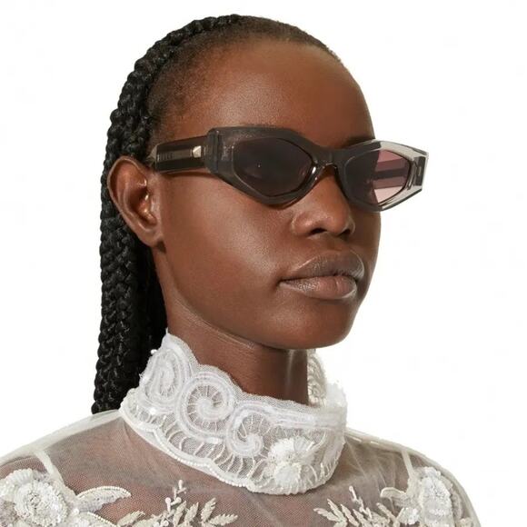 New! Valentino V TRE VLS 101C, Stylish Gray Sunglasses, Authentic main image 4